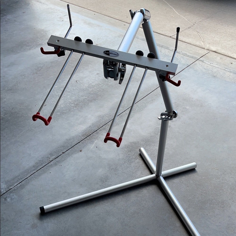 Height adjustable 360º rotating laptop stand